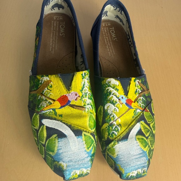TOMS Hand-Painted Canvas Slip-Ons – One of a Kind Jungle Parrot Design – Signed - Picture 3 of 8
